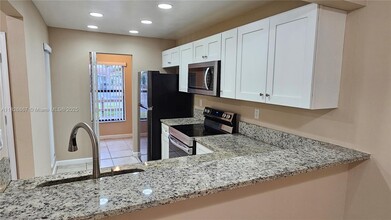 8048 NW 41st Ct in Sunrise, FL - Building Photo - Building Photo