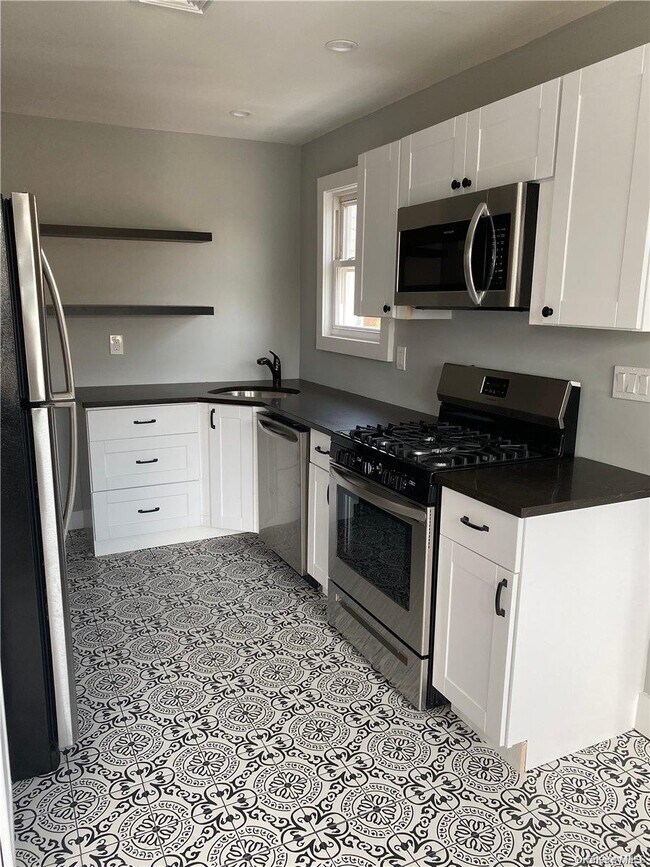 122 E Fulton St in Long Beach, NY - Foto de edificio - Building Photo