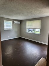 2222 Mayflower Manor in New Albany, IN - Building Photo - Building Photo