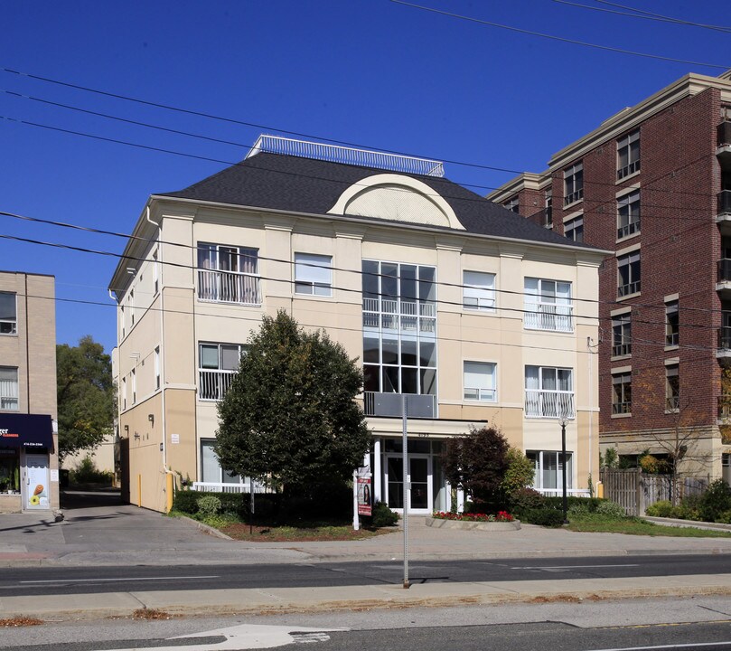 4198 Dundas St W in Toronto, ON - Building Photo