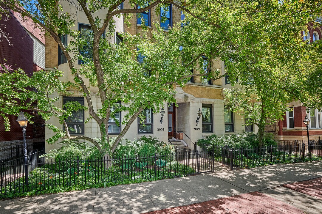 2033 N Racine Ave in Chicago, IL - Building Photo