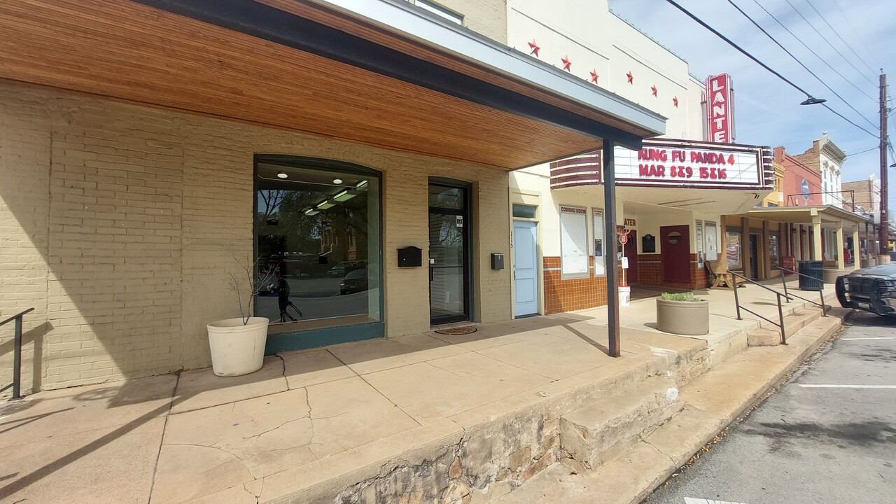 115A W Main St, Unit 1 in Llano, TX - Building Photo
