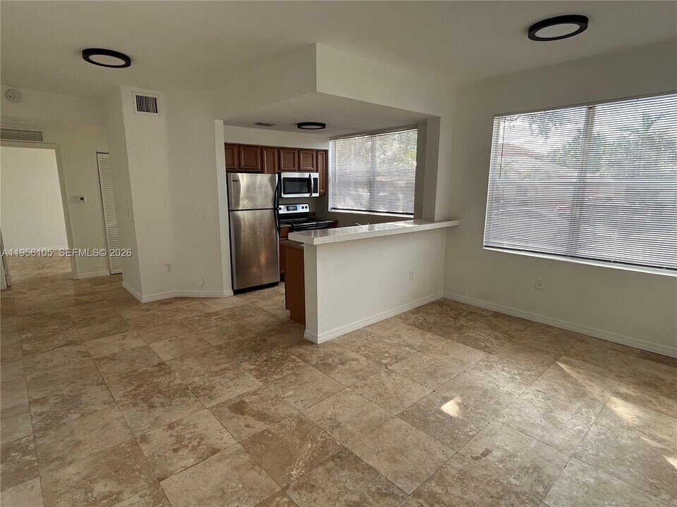 953 SW 10th St in Miami, FL - Building Photo