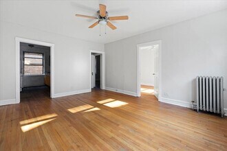 2342 W Touhy Ave in Chicago, IL - Building Photo - Building Photo