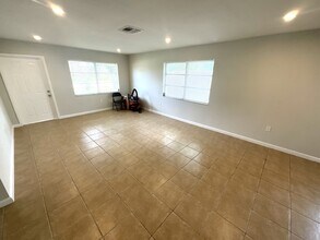 610 SE 13th Ct in Cape Coral, FL - Building Photo - Building Photo