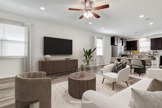 12006 Tolson Dr in Manor, TX - Foto de edificio - Building Photo