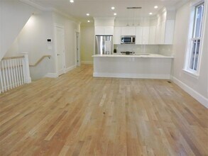 454 Green St, Unit 2 in Cambridge, MA - Foto de edificio - Building Photo