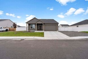 308 Ruby Ave in Grandview, WA - Building Photo