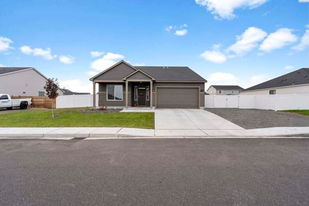 308 Ruby Ave in Grandview, WA - Building Photo