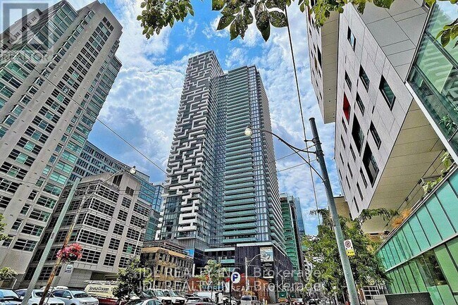 property at 25-425 Richmond St E