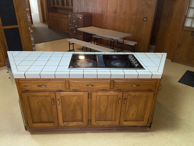 825 Mathew St in Porterville, CA - Foto de edificio - Building Photo