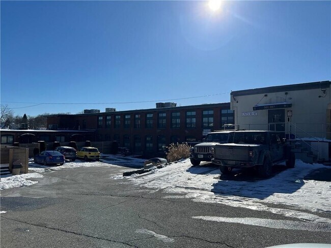 1117 Douglas Ave in Providence, RI - Foto de edificio - Building Photo