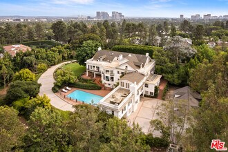 1006 N Crescent Dr in Beverly Hills, CA - Building Photo - Building Photo