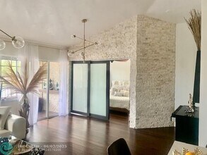 2861 N Oakland Forest Dr in Oakland Park, FL - Foto de edificio - Building Photo