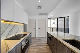801 S Miami Ave, Unit 5204 in Miami, FL - Building Photo - Building Photo