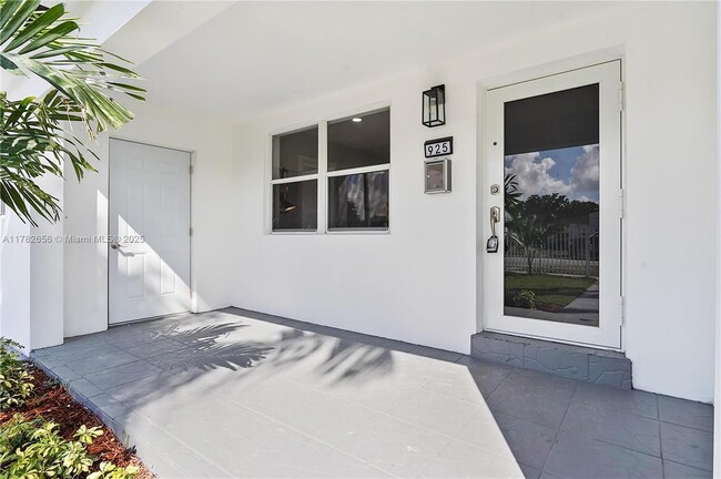 925 NW 84th St in Miami, FL - Building Photo - Building Photo