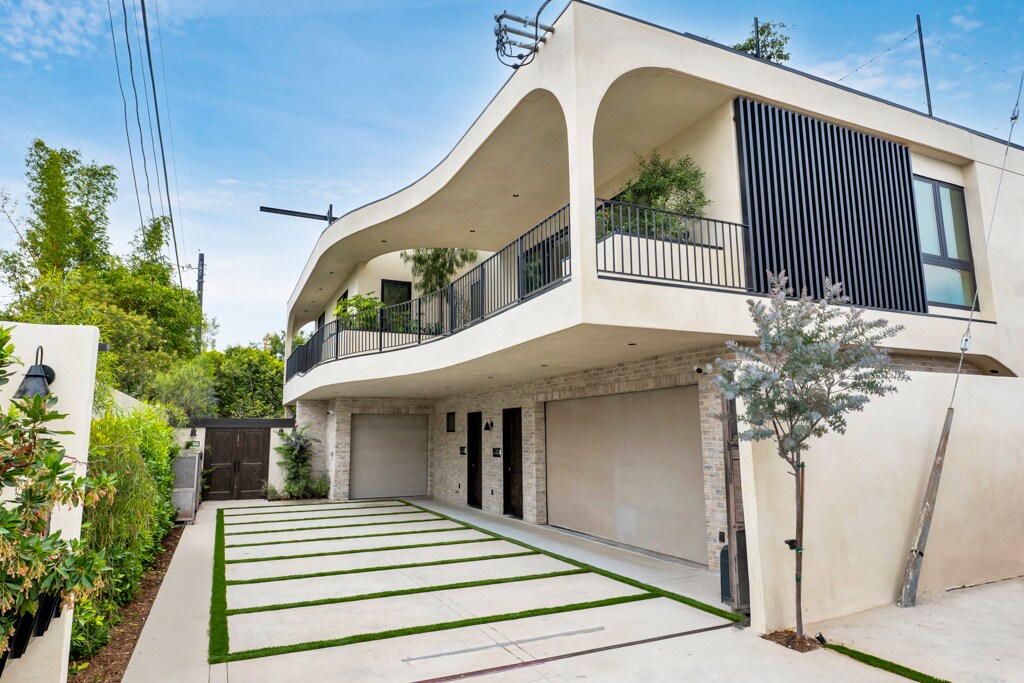 12131 Palms Blvd in Los Angeles, CA - Building Photo