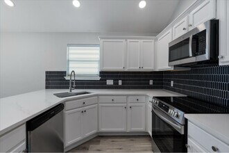 16512 Trevin Cove in Manor, TX - Foto de edificio - Building Photo