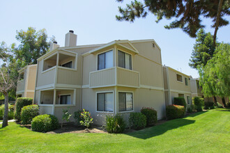 Lake Ridge Apartments in Fresno, CA - Foto de edificio - Building Photo