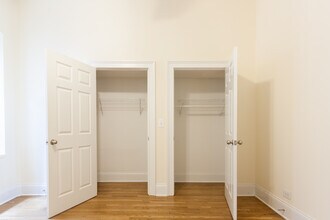 877 W Lill Ave in Chicago, IL - Foto de edificio - Building Photo