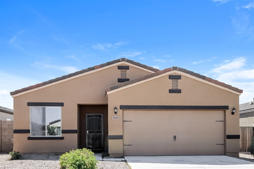 8221 W Wood Ln in Phoenix, AZ - Building Photo