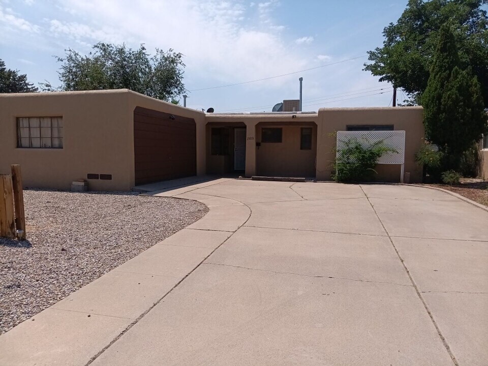 1905 Moon St NE in Albuquerque, NM - Foto de edificio