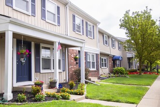 Meadowfield Townhomes in Rochester Hills, MI - Building Photo - Building Photo