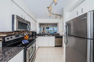 6083 Bahia Del Mar Cir N in St. Petersburg, FL - Building Photo - Building Photo