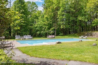 16 Juniper Ln in Woodstock, NY - Building Photo - Building Photo