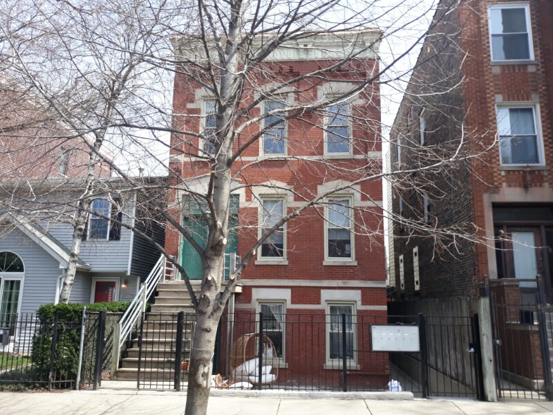2215 N Campbell Ave in Chicago, IL - Building Photo