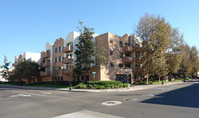 Garden Court Apartments in Santa Ana, CA - Foto de edificio - Building Photo