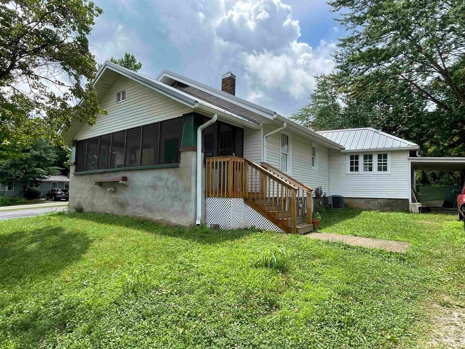 2424 S Milton Dr in Bloomington, IN - Building Photo