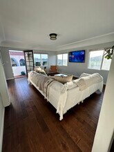 219 33rd St in Manhattan Beach, CA - Building Photo - Building Photo