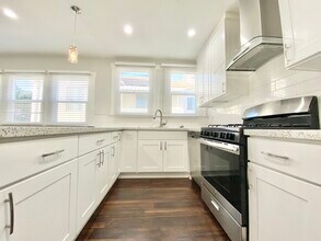 1756 N La Brea Ave in Los Angeles, CA - Building Photo - Building Photo