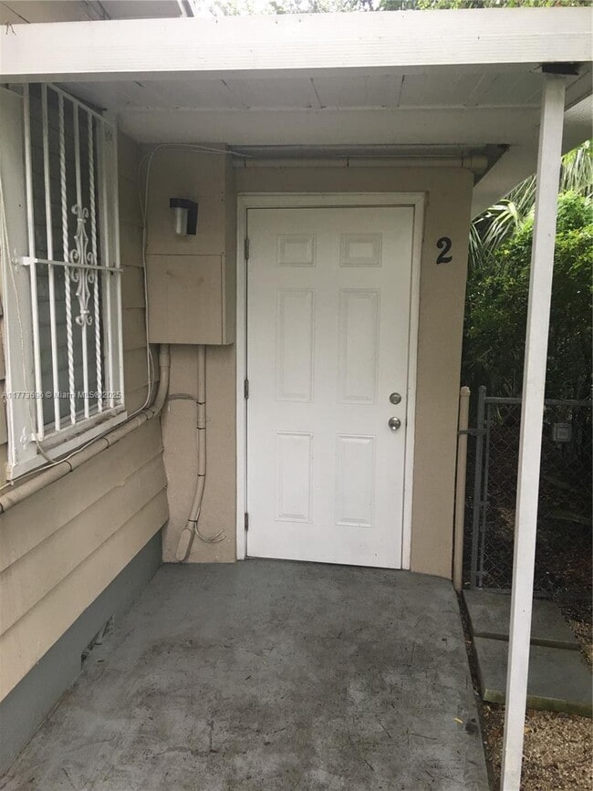 32 NE 169th St in North Miami Beach, FL - Building Photo - Building Photo