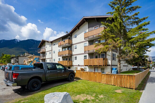 136 Beaver St in Banff, AB - Building Photo - Building Photo