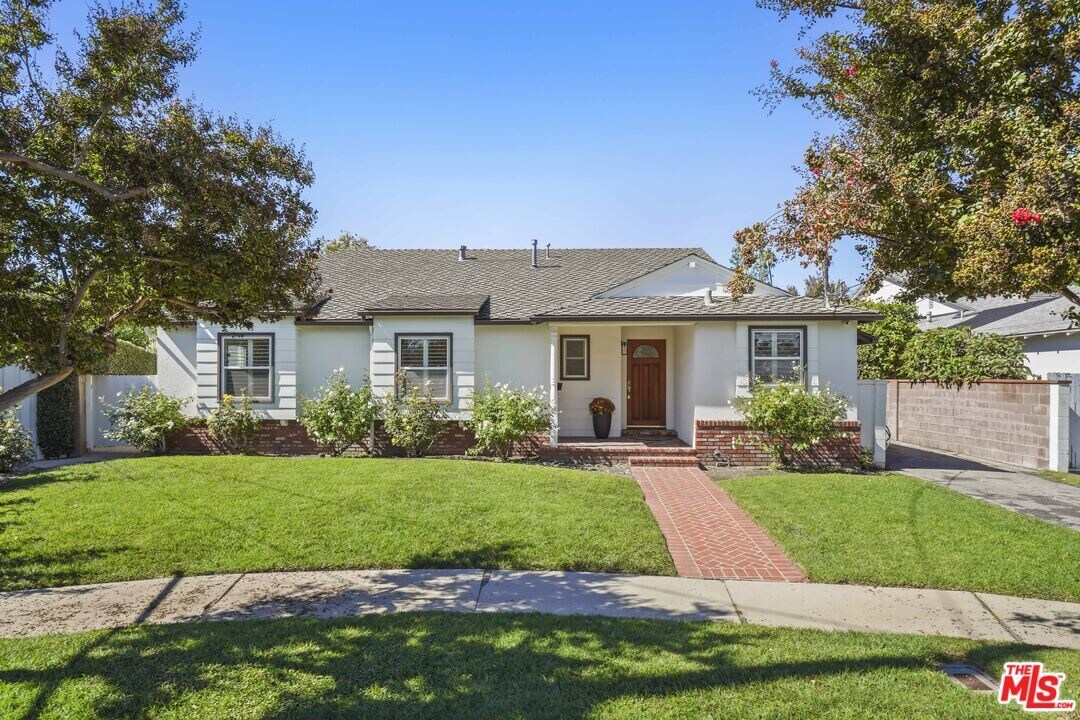 4875 Bluebell Ave in Los Angeles, CA - Building Photo