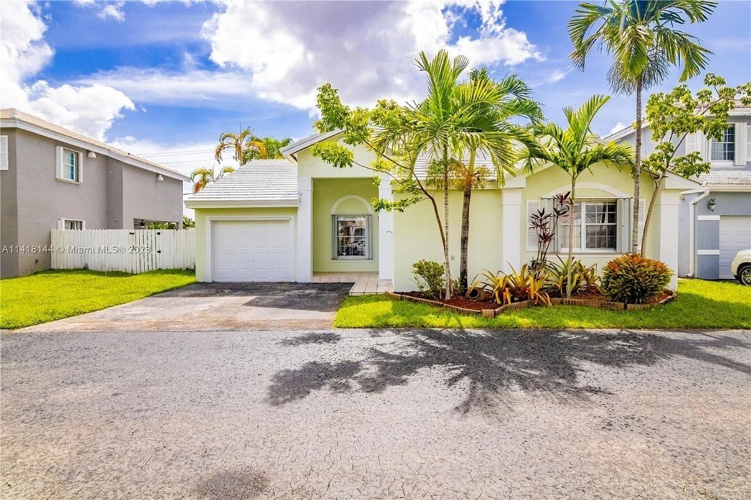 11211 SW 64th Ln in Miami, FL - Building Photo