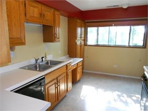 37 Creekside Cir in Elgin, IL - Building Photo - Building Photo