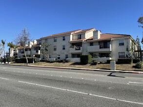 Portofino Village Apartments in Paramount, CA - Foto de edificio - Building Photo