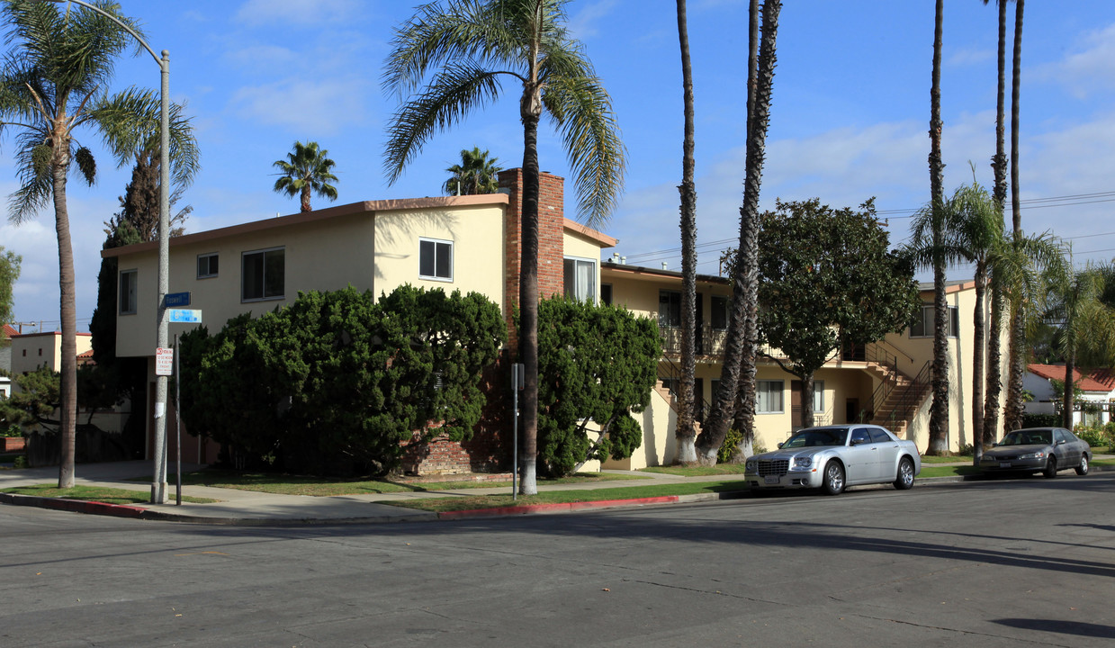 800 Roswell Ave in Long Beach, CA - Building Photo