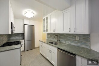 101 W 55th St in New York, NY - Building Photo - Building Photo