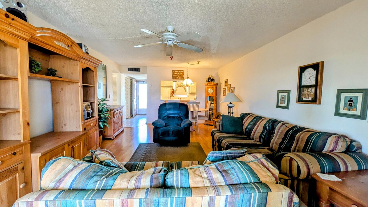 711 Lori Dr in Palm Springs, FL - Building Photo