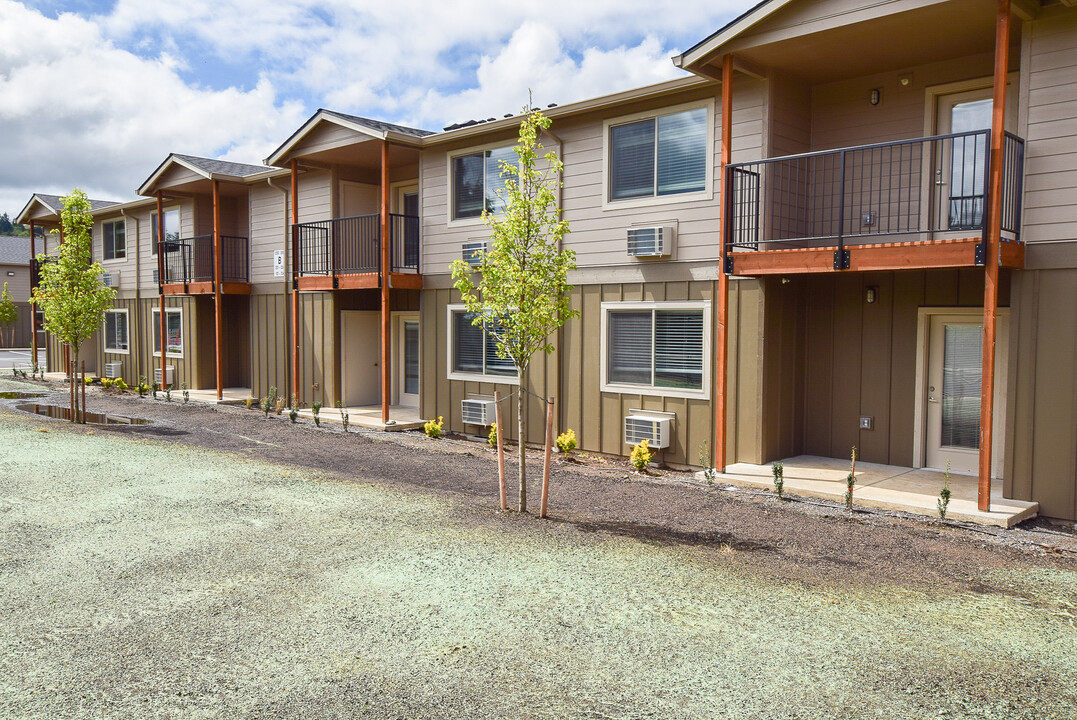 Happy Place Apartments in Sweet Home, OR - Building Photo