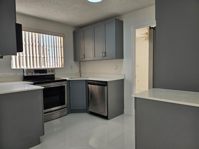 325 NW 72nd Ave-Unit -301 in Miami, FL - Building Photo - Building Photo
