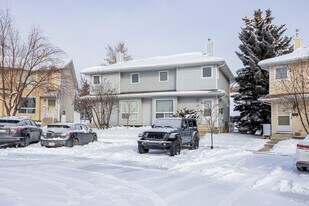 Deerfield Green in Calgary, AB - Building Photo