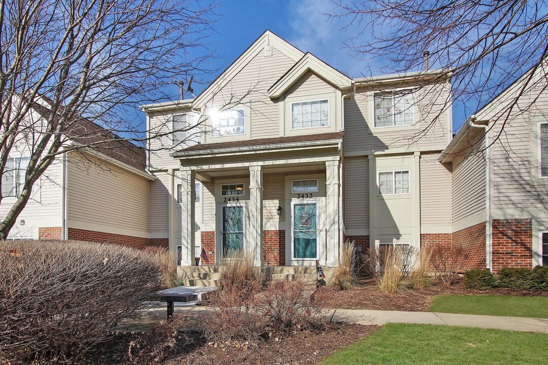 2434 Daybreak Ct in Elgin, IL - Foto de edificio