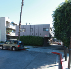 Elms Gardens in Burbank, CA - Building Photo - Building Photo