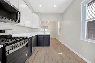 2223 W Taylor St in Chicago, IL - Building Photo - Building Photo