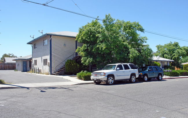 310-320 Mistletoe Ave in San Jacinto, CA - Foto de edificio - Building Photo